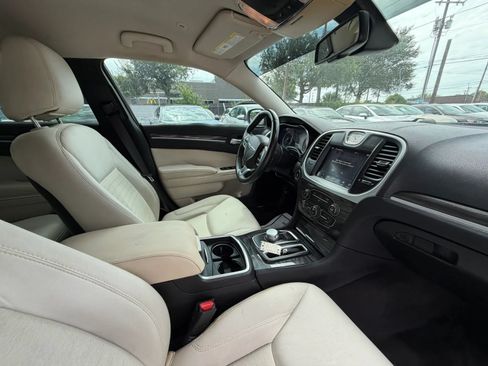 Used 2018 Chrysler 300 Touring w/ Chrome Appearance Package RWD image 16