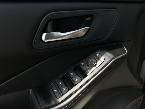 Used 2025 Nissan Rogue SV FWD image 19