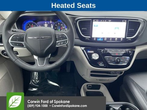 Used 2024 Chrysler Pacifica Touring-L image 3