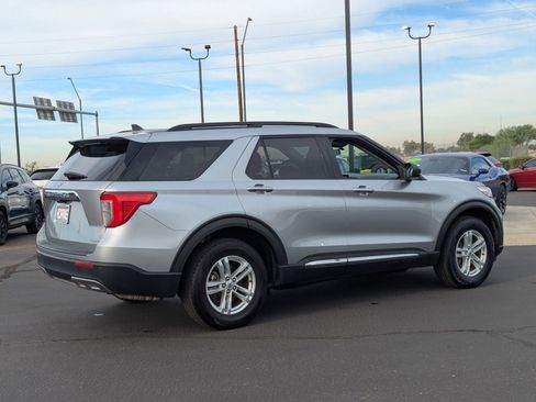 Used 2022 Ford Explorer XLT w/ Equipment Group 202A image 6