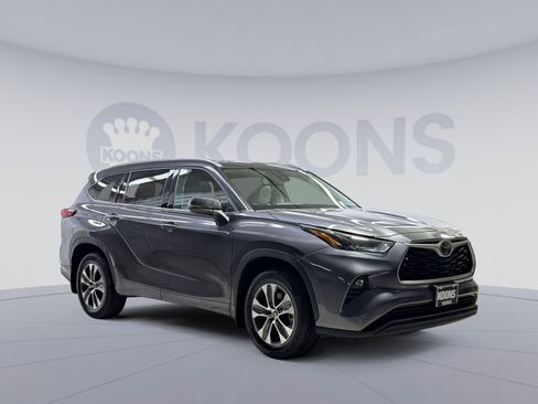 Used 2022 Toyota Highlander XLE FWD image 22
