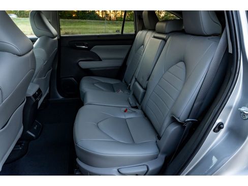 Used 2024 Toyota Highlander XLE image 13