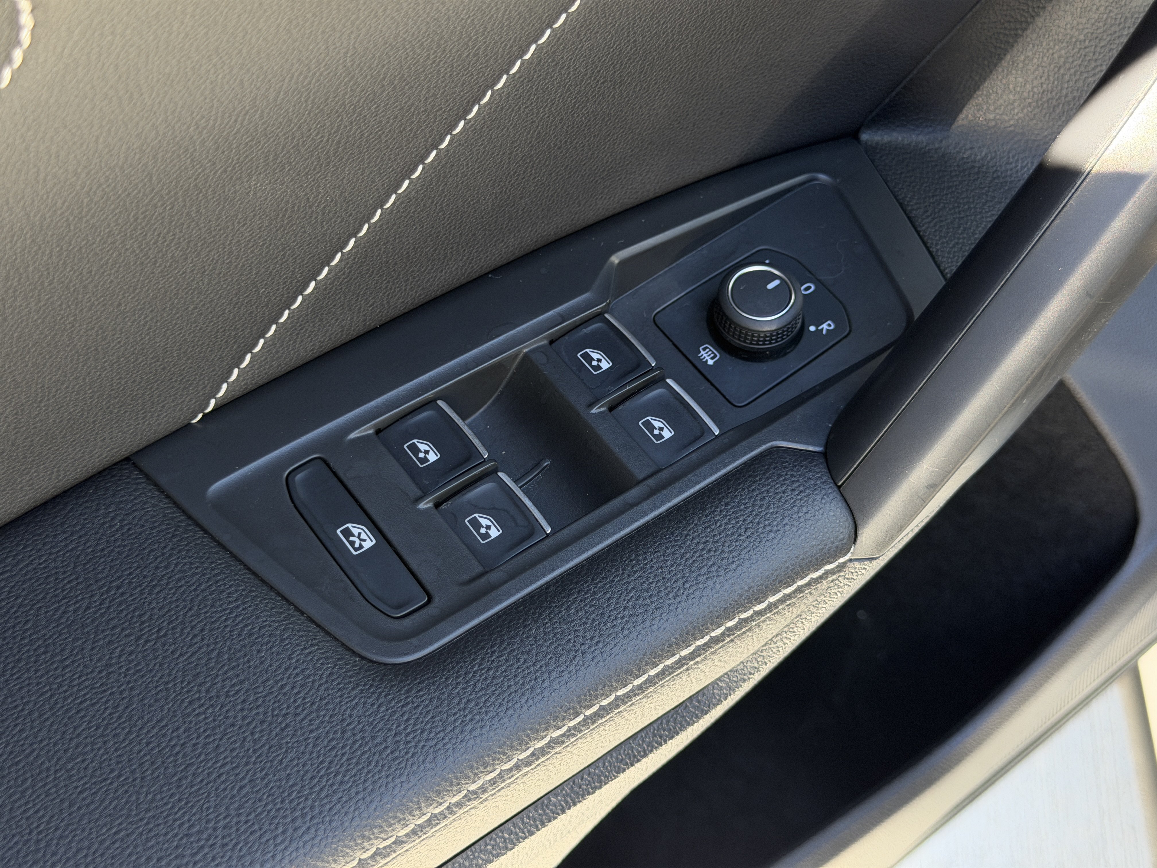 Certified 2023 Volkswagen Tiguan SE R-Line FWD image 19