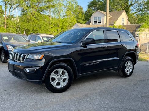 Used 2017 Jeep Grand Cherokee Laredo image 3