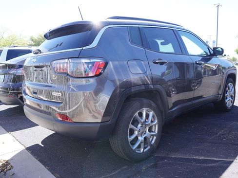 Used 2022 Jeep Compass Latitude image 4