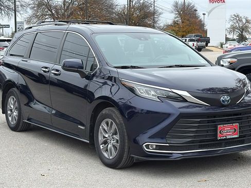 Used 2021 Toyota Sienna XLE image 9