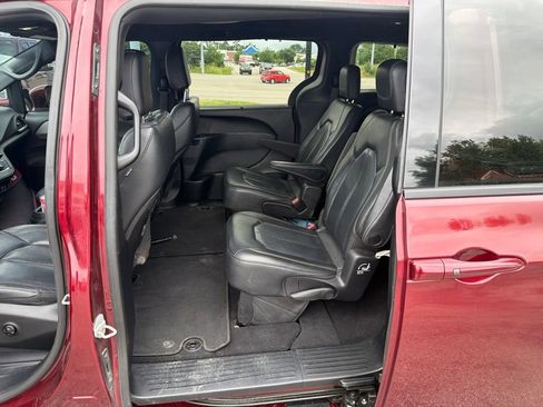 Used 2020 Chrysler Pacifica Touring-L w/ S Appearance Package FWD image 7