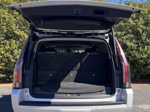 Used 2019 Cadillac Escalade Luxury image 7