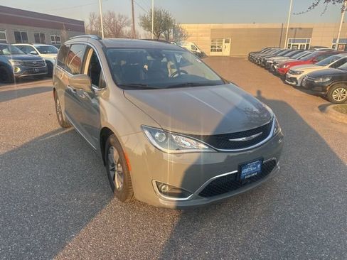 Used 2020 Chrysler Pacifica Touring-L Plus w/ Advanced Safetytec Group image 1