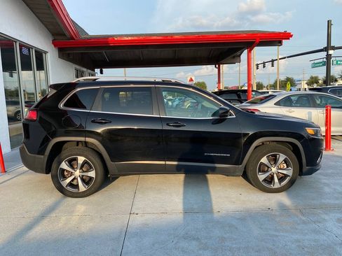 Used 2019 Jeep Cherokee Limited FWD image 5