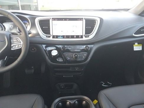 New 2026 Chrysler Pacifica Select image 3