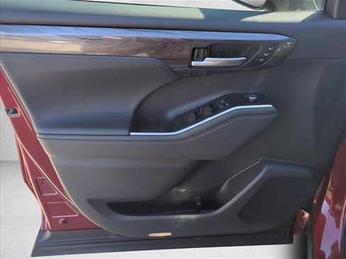 New 2026 Toyota Highlander Limited image 10