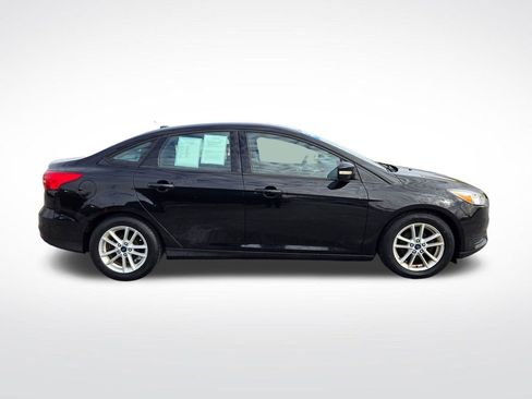 Used 2017 Ford Focus SE image 2