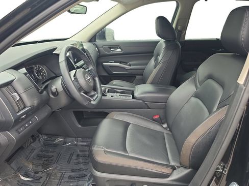 Used 2023 Nissan Pathfinder SL w/ Black Appearance Package FWD image 11