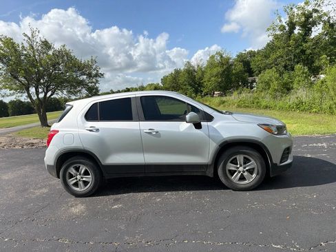 Used 2020 Chevrolet Trax LS FWD image 3