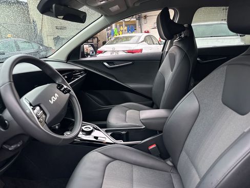Used 2023 Kia Niro EX image 14