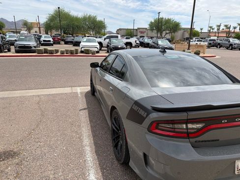 Used 2017 Dodge Charger R/T RWD image 7