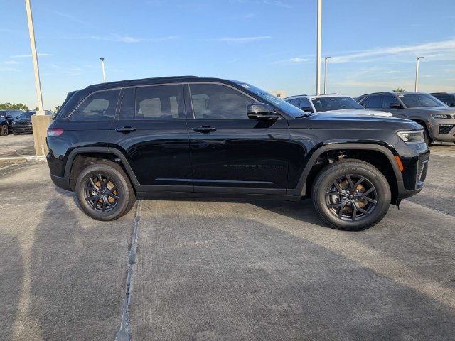 New 2027 Jeep Grand Cherokee Altitude RWD image 3