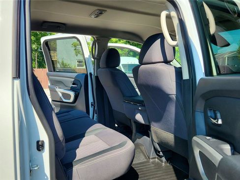 Used 2022 Nissan Titan SV AWD/4WD image 21
