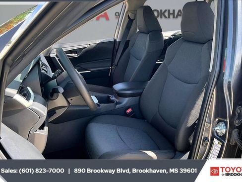 Used 2025 Toyota RAV4 XLE AWD/4WD image 18