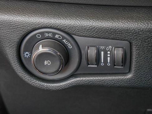 Used 2026 Chrysler Pacifica Select FWD image 25