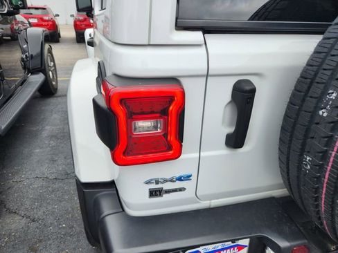 Used 2022 Jeep Wrangler Unlimited Sahara w/ Cold Weather Group AWD/4WD image 5