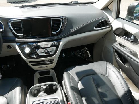 Used 2022 Chrysler Pacifica Touring-L FWD image 11