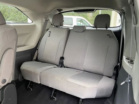 Used 2024 Toyota Sienna LE FWD image 25