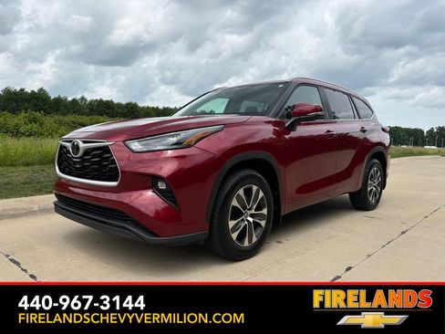 Used 2024 Toyota Highlander XLE AWD/4WD image 1