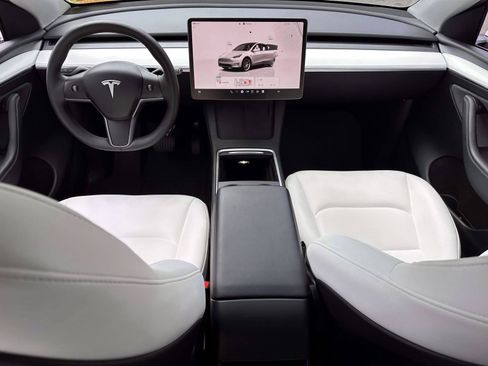 Used 2024 Tesla Model Y Long Range AWD/4WD image 18