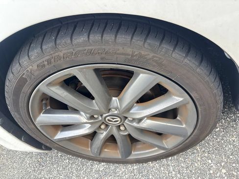Used 2019 MAZDA MAZDA3 Hatchback FWD image 2