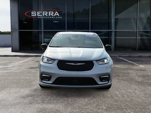 Used 2024 Chrysler Pacifica Touring-L FWD image 8