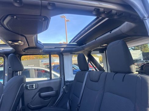 Used 2021 Jeep Wrangler Unlimited Rubicon image 32