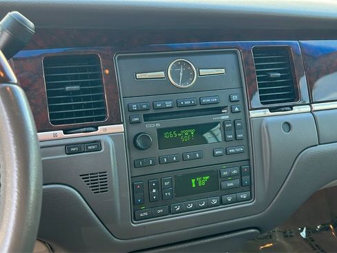 Used 2009 Lincoln Town Car Signature Limited image 16