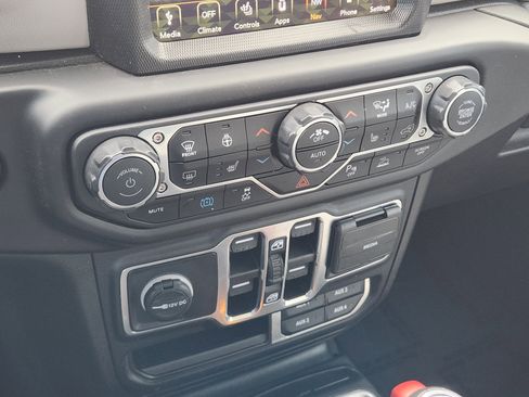 Used 2022 Jeep Wrangler Unlimited Sahara image 23