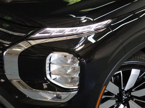 New 2025 Mitsubishi Outlander SE image 2