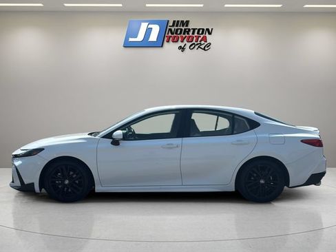 Used 2025 Toyota Camry SE FWD image 8
