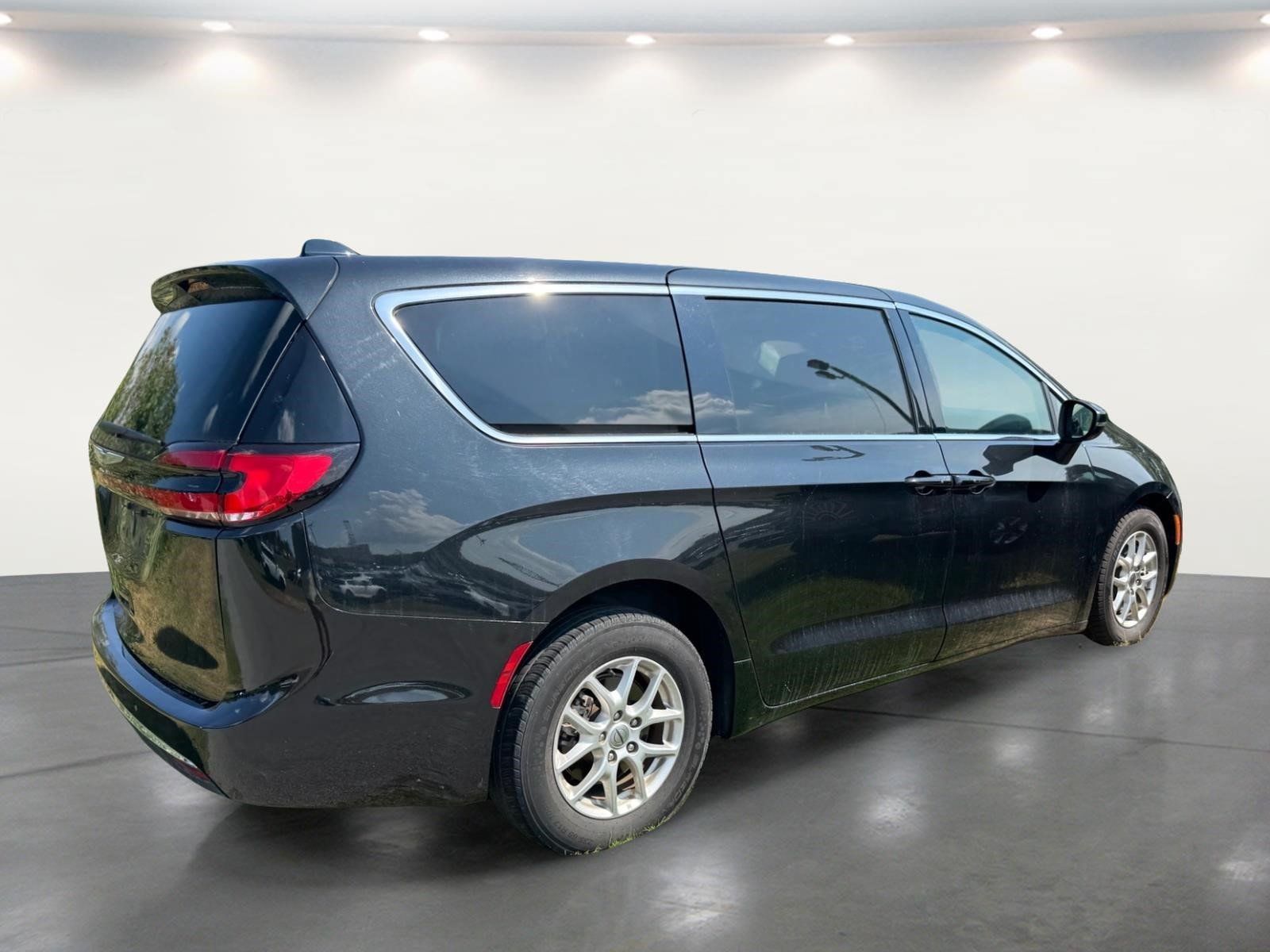 Used 2023 Chrysler Pacifica Touring-L FWD image 15