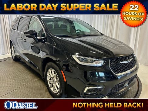 Used 2025 Chrysler Pacifica Select FWD image 24