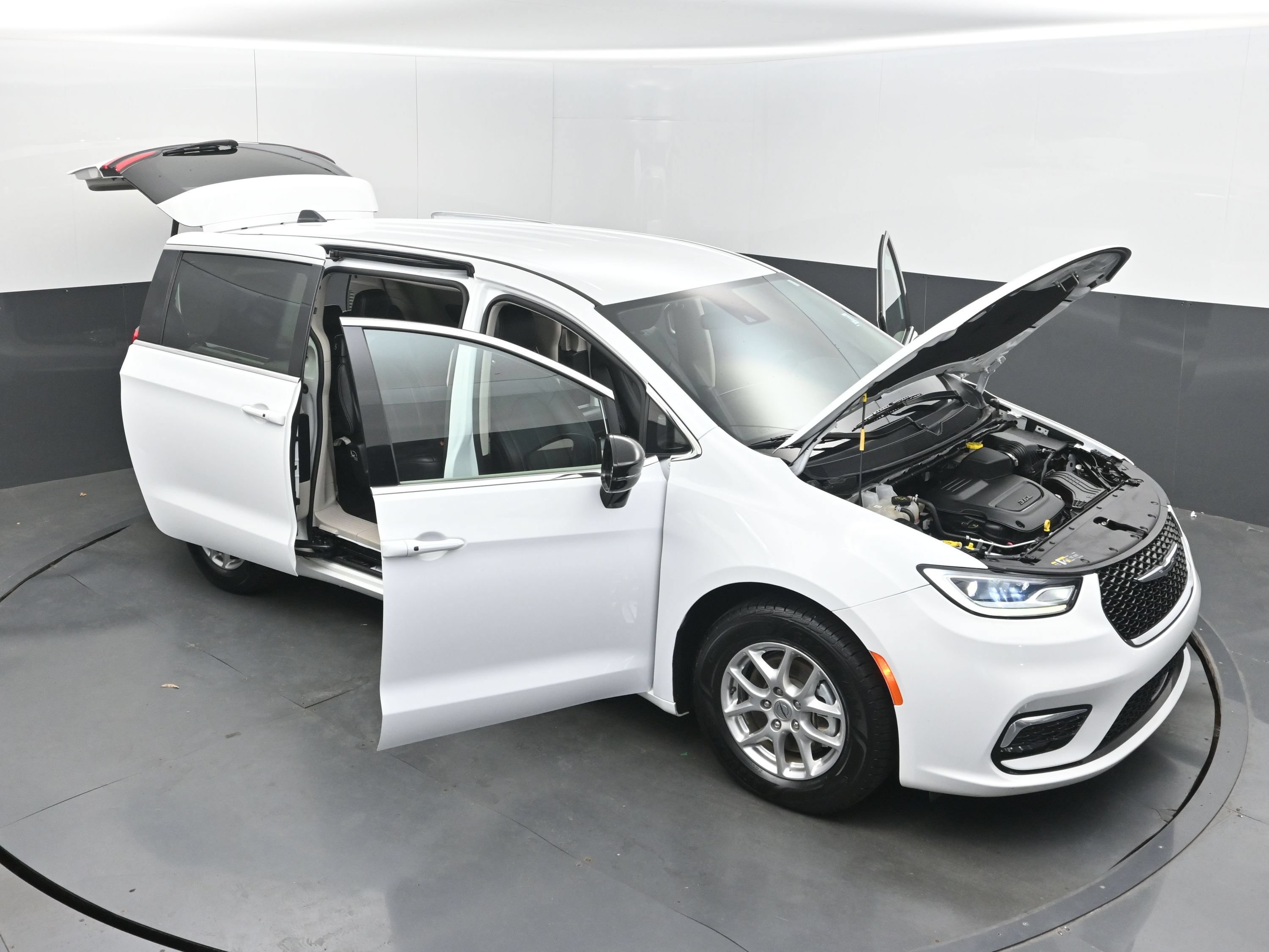 Used 2024 Chrysler Pacifica Touring-L FWD image 42