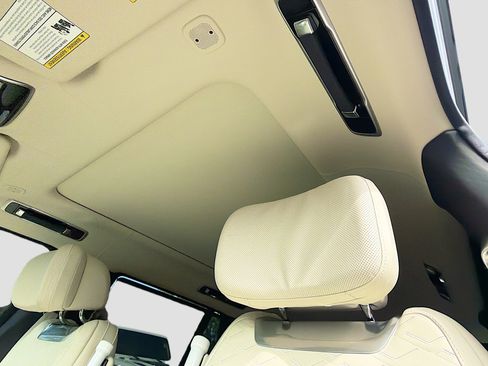 Used 2025 Land Rover Range Rover SV image 28