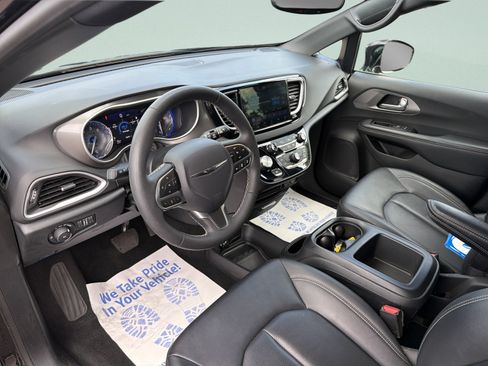 Used 2025 Chrysler Pacifica Select FWD image 12