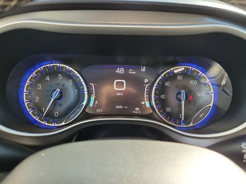 Used 2024 Chrysler Pacifica Touring-L FWD image 7