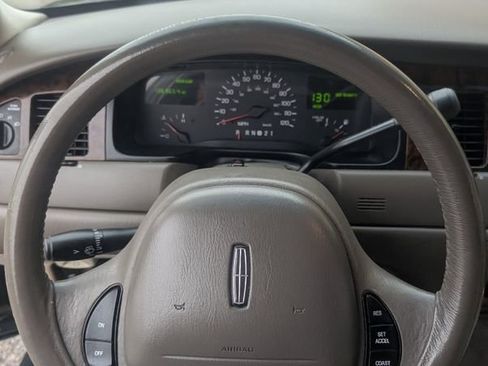 Used 1999 Lincoln Town Car Executive image 16