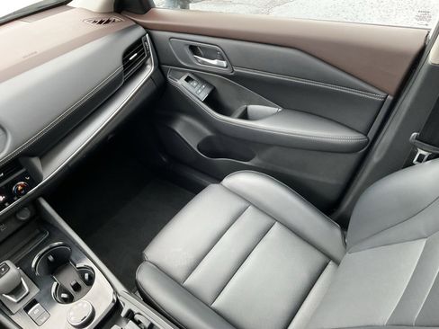 Used 2023 Nissan Rogue SV w/ SV Premium B Package image 17