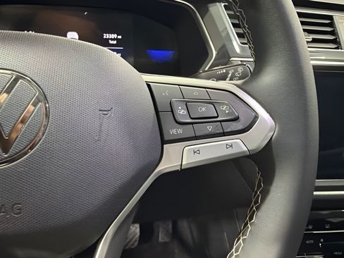 Used 2023 Volkswagen Tiguan SE w/ Panoramic Sunroof Package FWD image 17