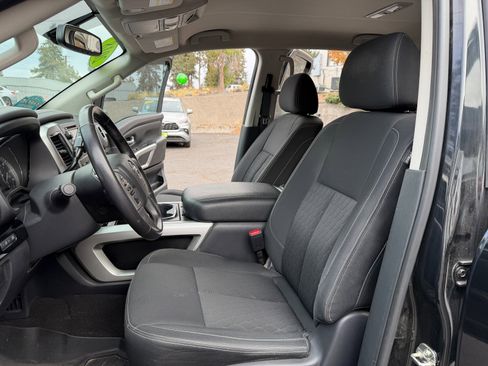 Used 2018 Nissan Titan SV w/ SV Convenience Package image 11