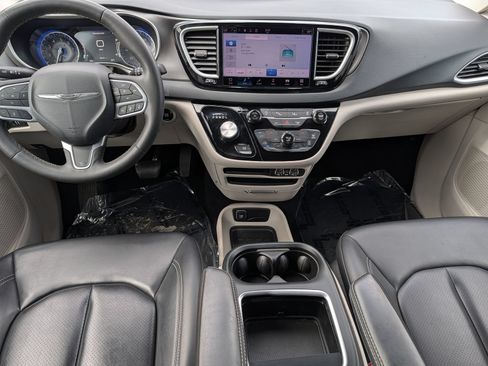 Used 2023 Chrysler Pacifica Touring-L FWD image 22