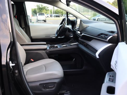 Used 2025 Toyota Sienna XLE FWD image 37
