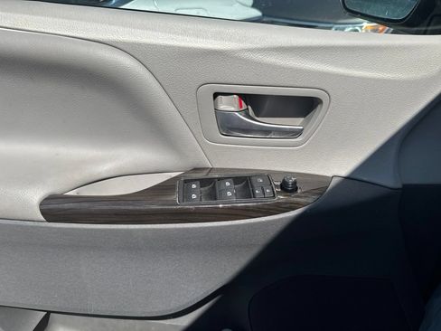 Used 2015 Toyota Sienna XLE Premium FWD image 23